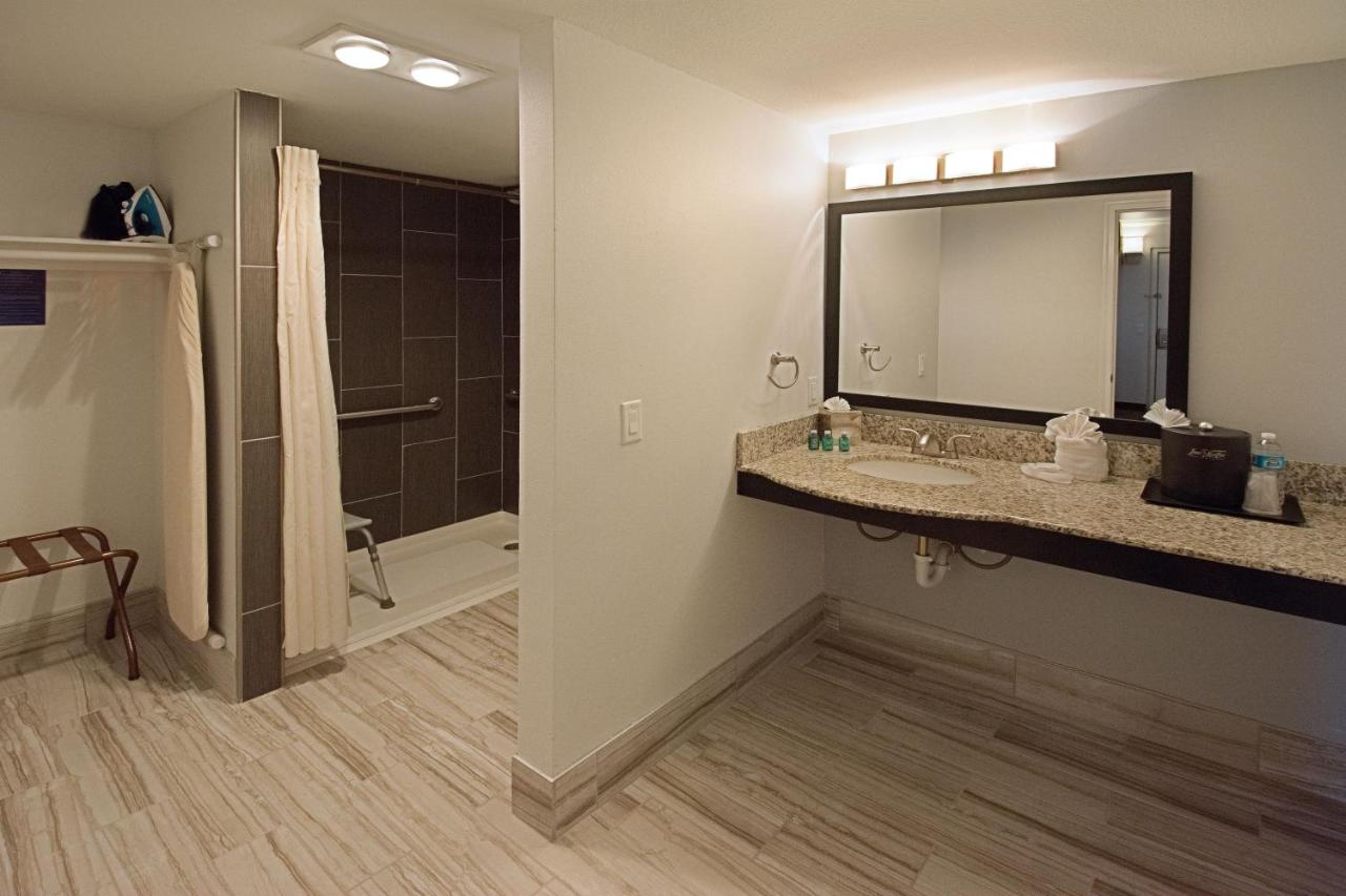Queen Room with Mobility Accessible Tub - Non-Smoking at Best Western Yuma Mall Hotel & Suites