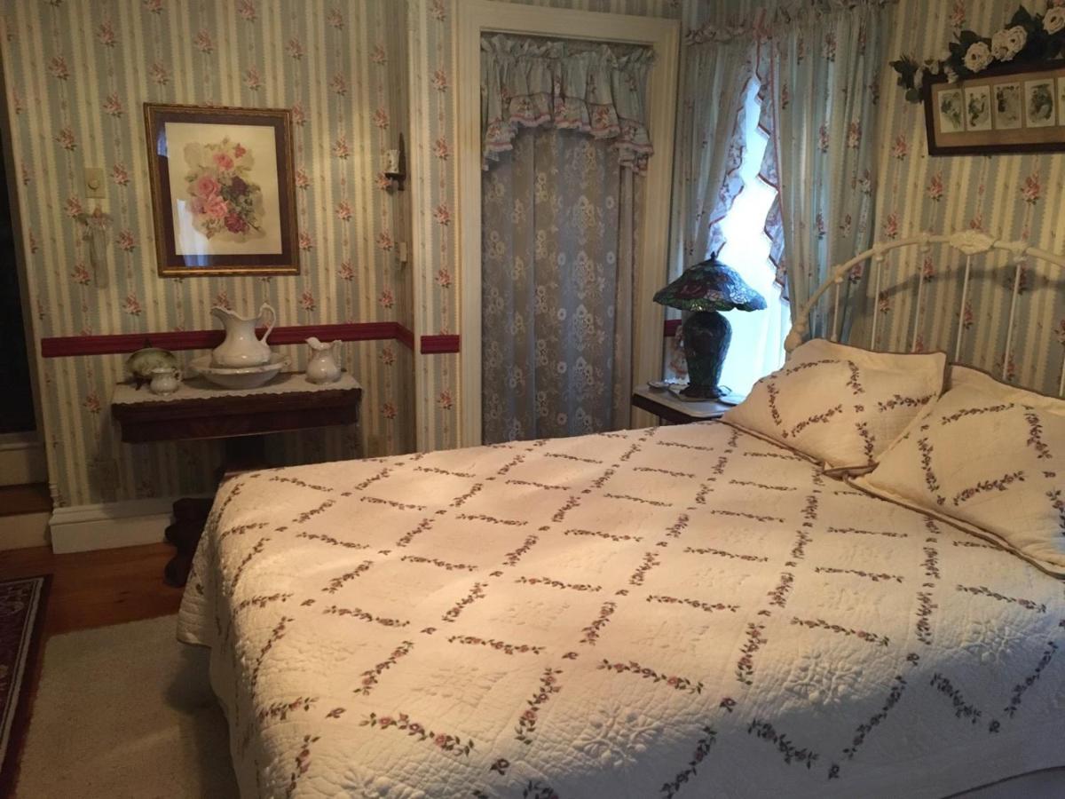 | Raindrops On Roses Bed & Breakfast