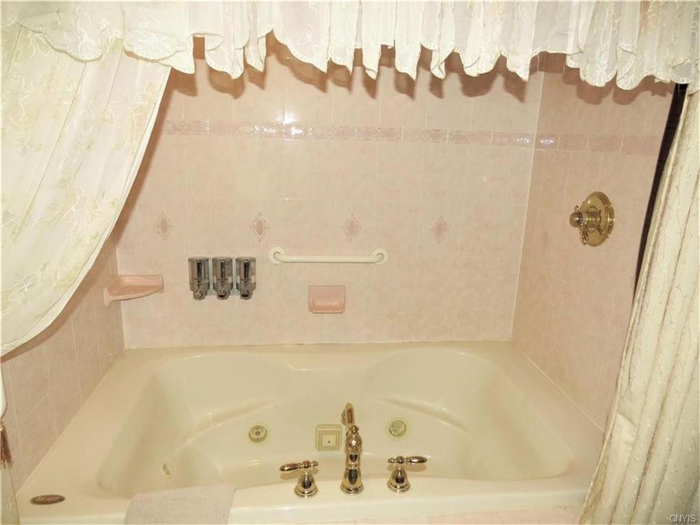 | Raindrops On Roses Bed & Breakfast