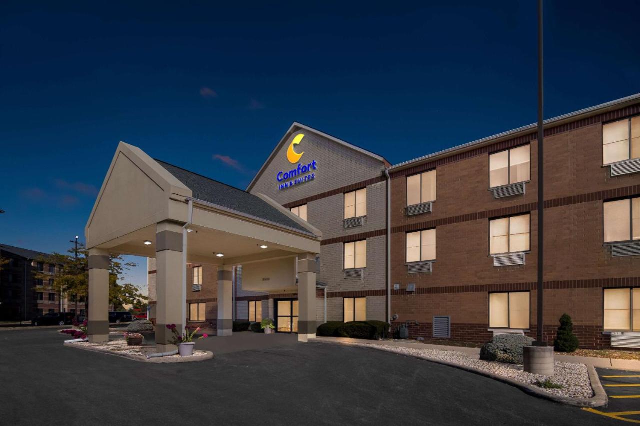 | Comfort Inn & Suites near Tinley Park Amphitheater