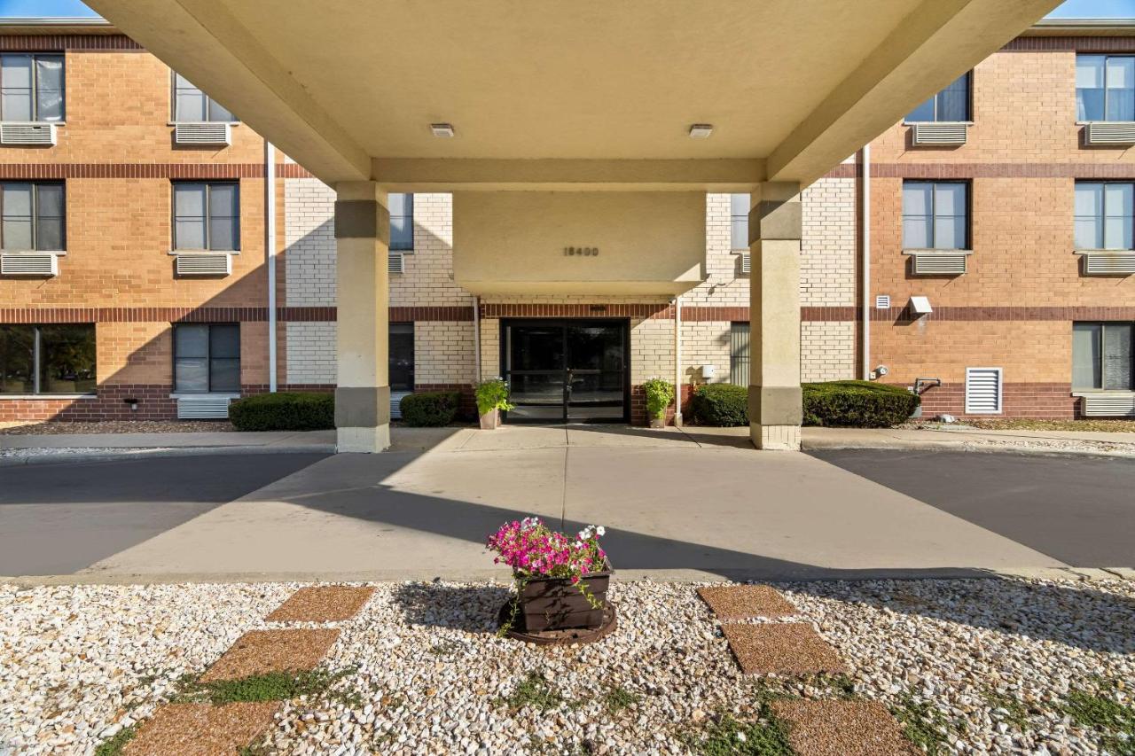 | Comfort Inn & Suites near Tinley Park Amphitheater