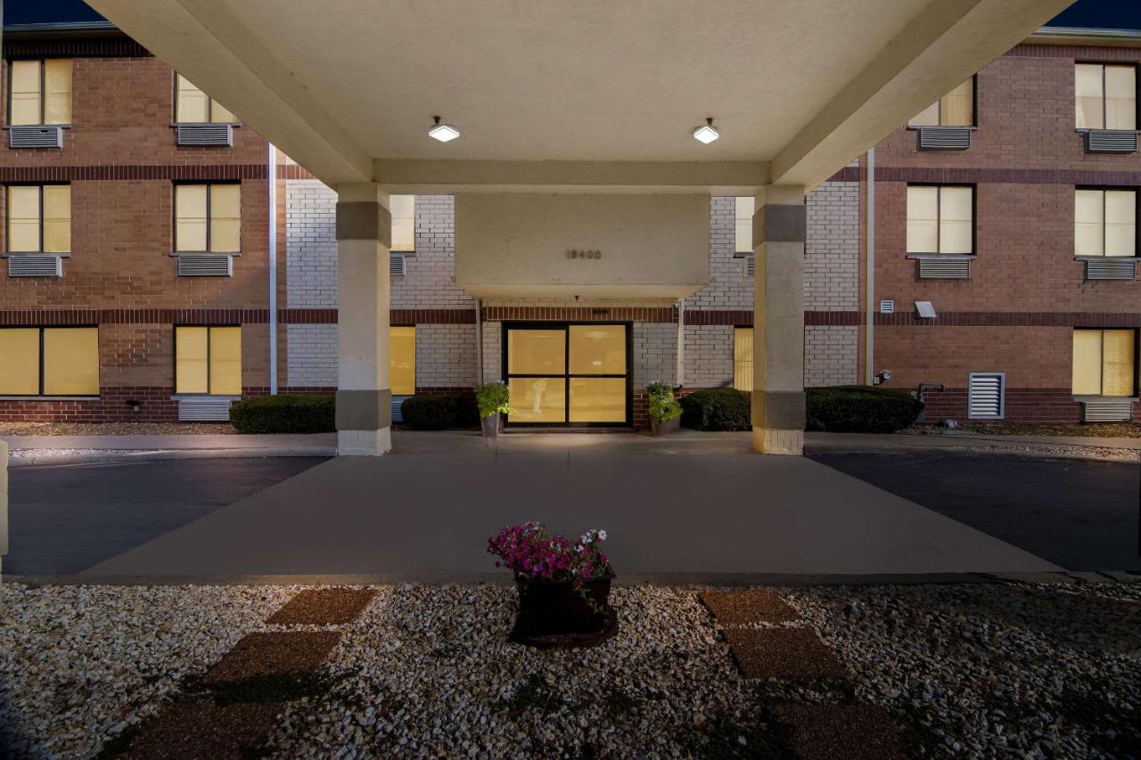 | Comfort Inn & Suites near Tinley Park Amphitheater