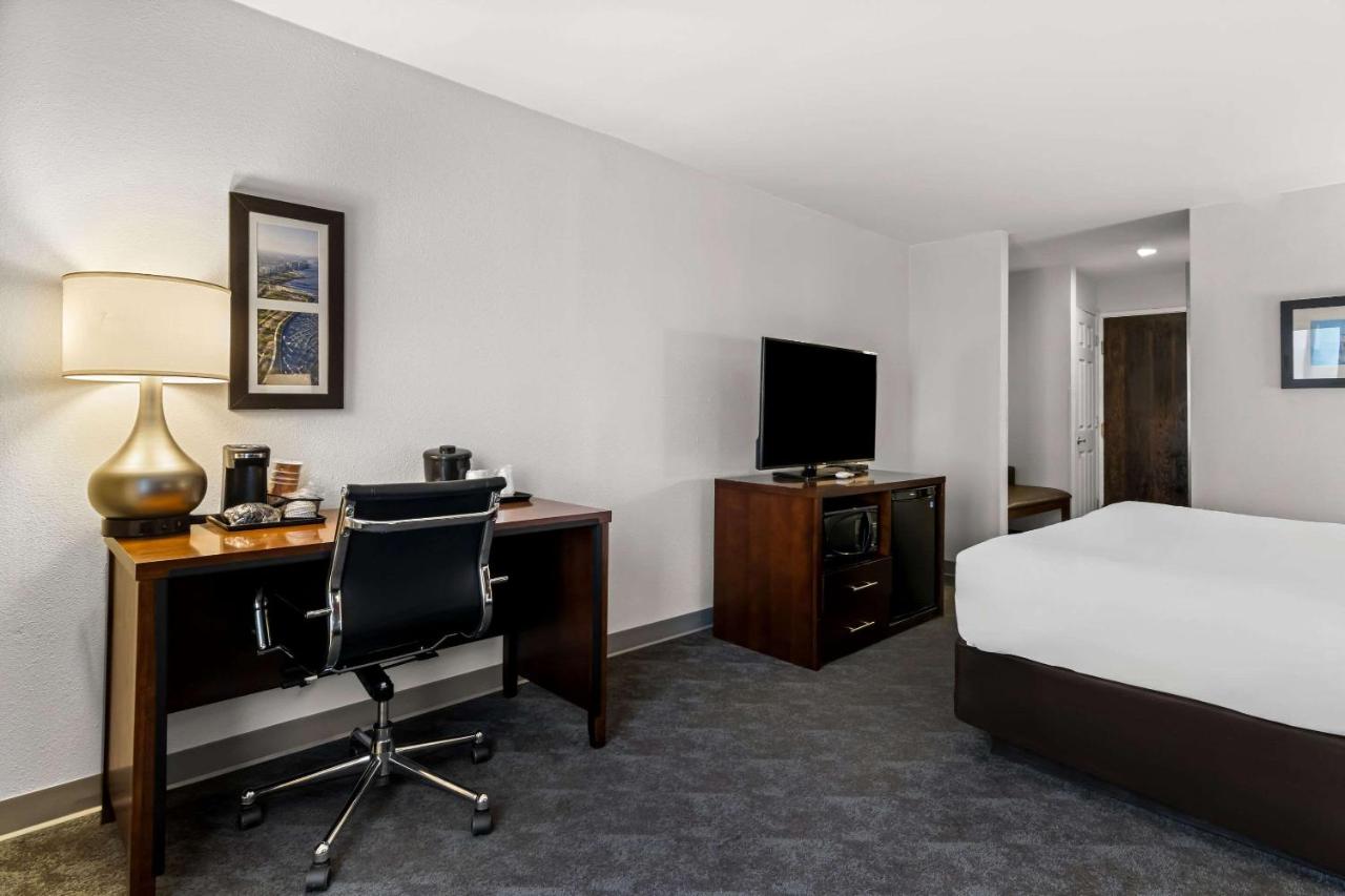 | Comfort Inn & Suites near Tinley Park Amphitheater