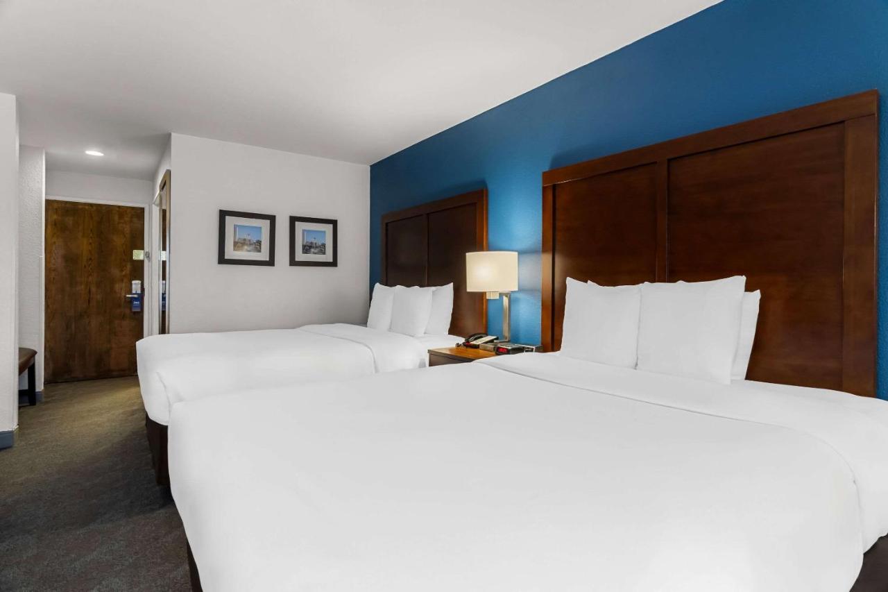 Queen Room with Two Queen Beds - Non-Smoking at Comfort Inn & Suites near Tinley Park Amphitheater