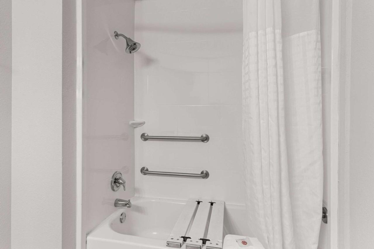 | Comfort Inn & Suites near Tinley Park Amphitheater
