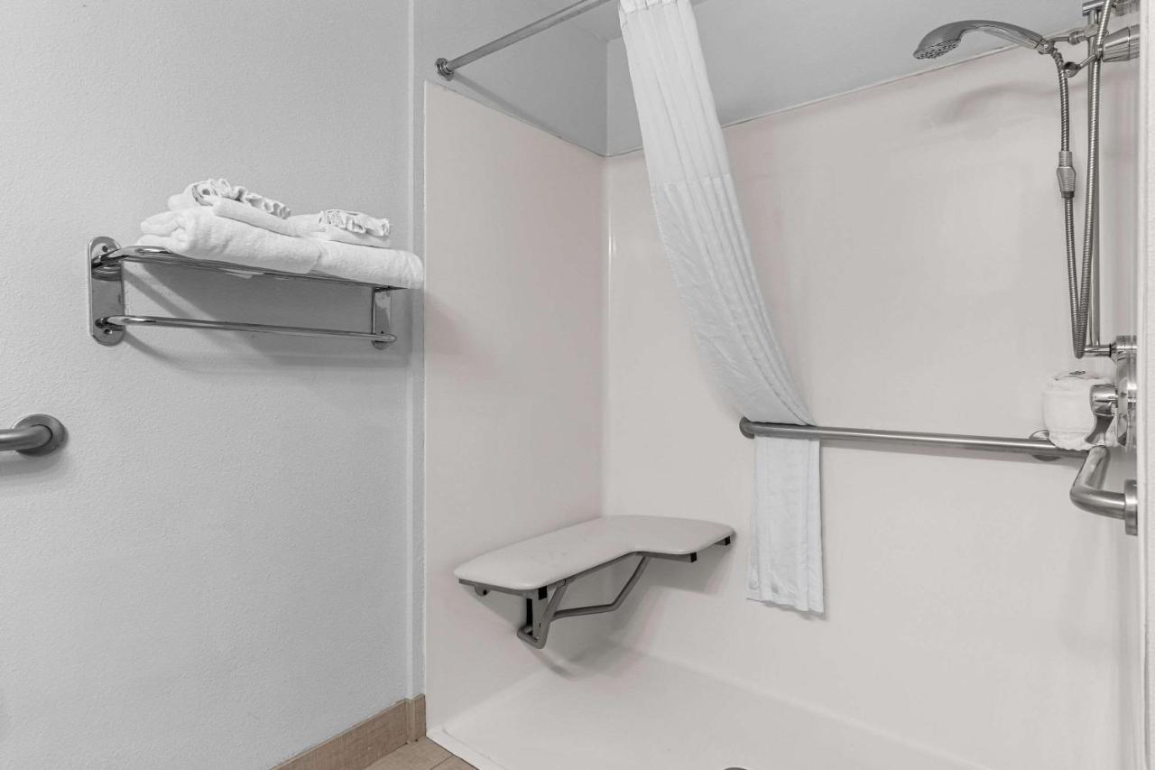| Comfort Inn & Suites near Tinley Park Amphitheater