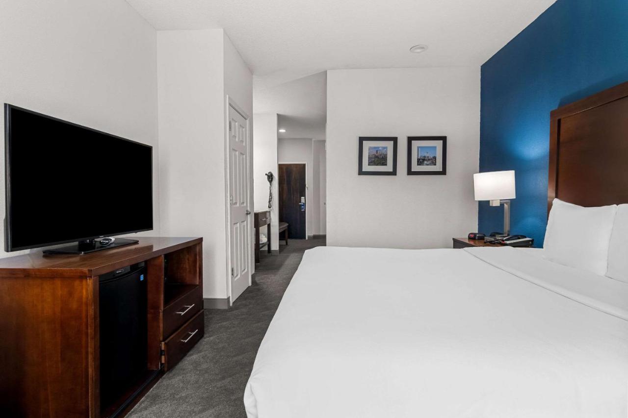 | Comfort Inn & Suites near Tinley Park Amphitheater