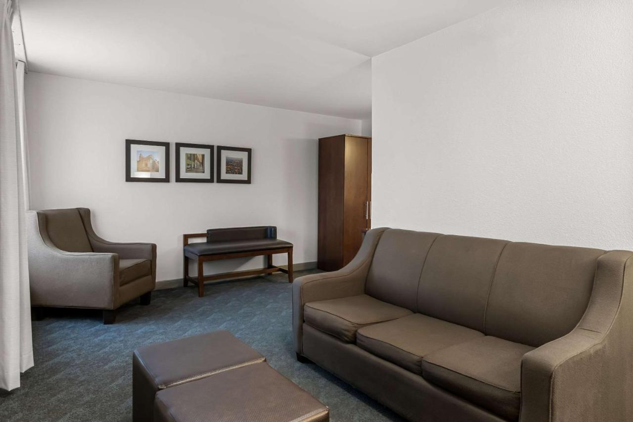 | Comfort Inn & Suites near Tinley Park Amphitheater