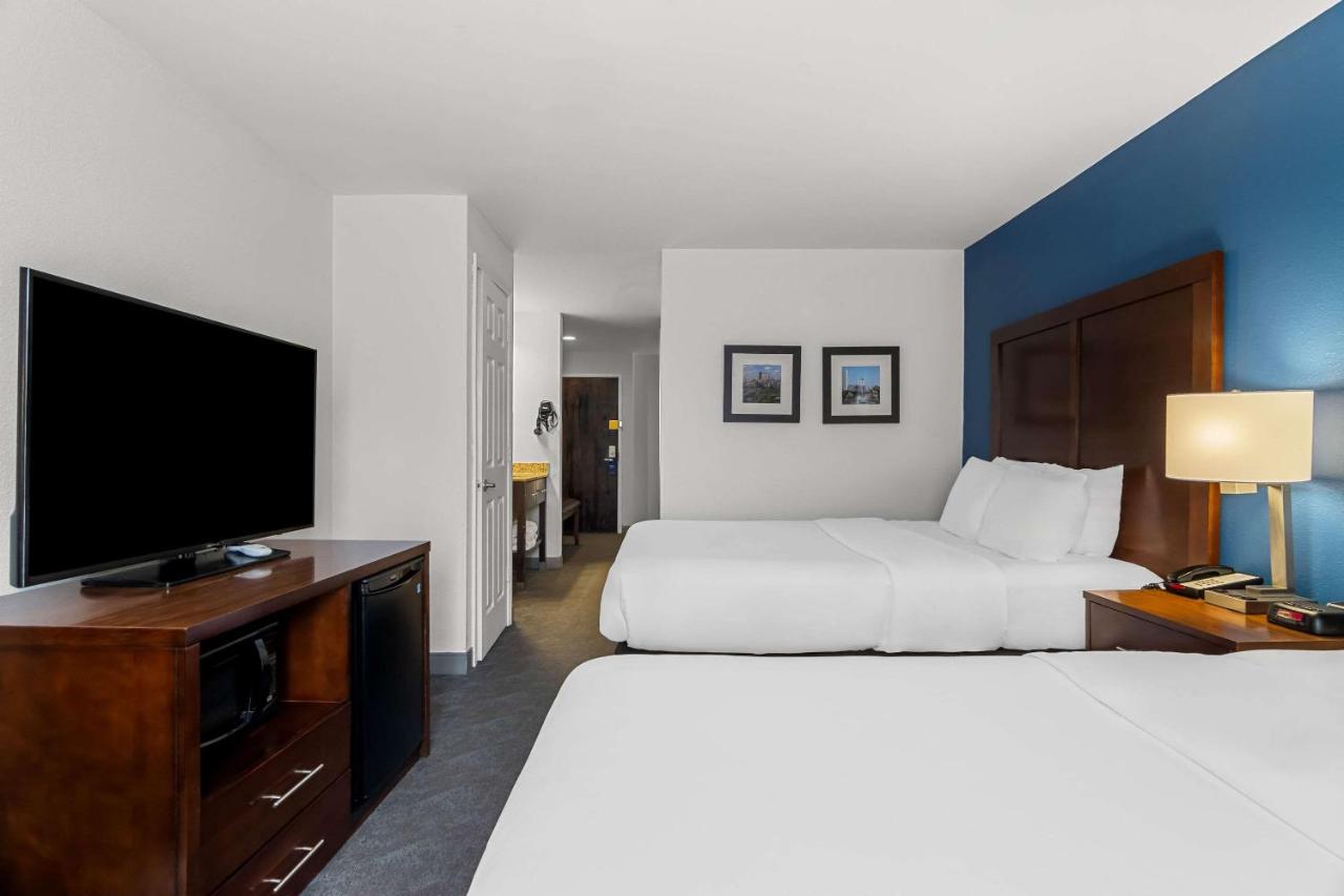| Comfort Inn & Suites near Tinley Park Amphitheater