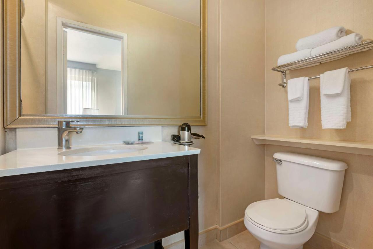 Queen Suite with Sofa Bed at Best Western Royal Palace Inn & Suites