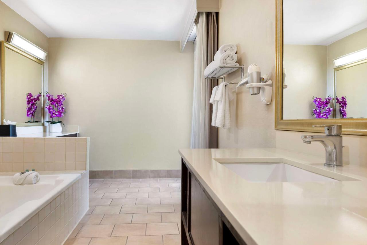 Queen Suite with Jacuzzi at Best Western Royal Palace Inn & Suites