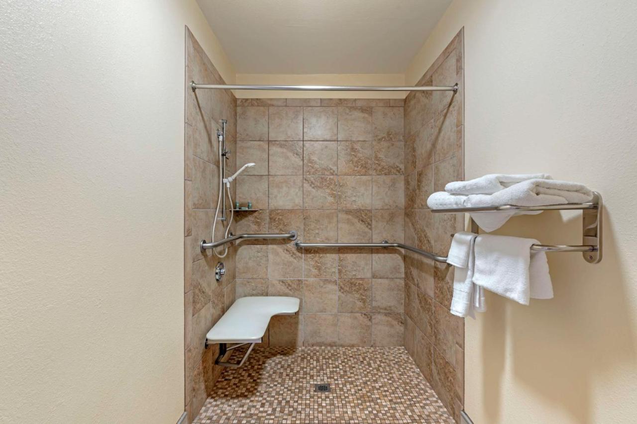 | Best Western Pineywoods Inn
