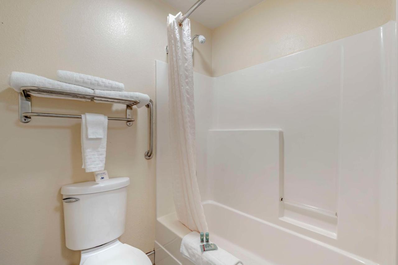 | Best Western Pineywoods Inn