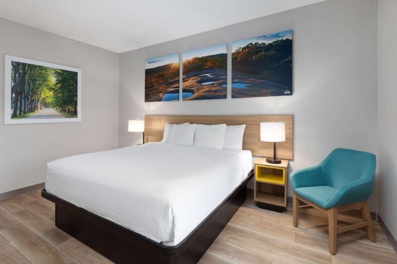 King Room - Non-Smoking at Days Inn by Wyndham Hutchinson