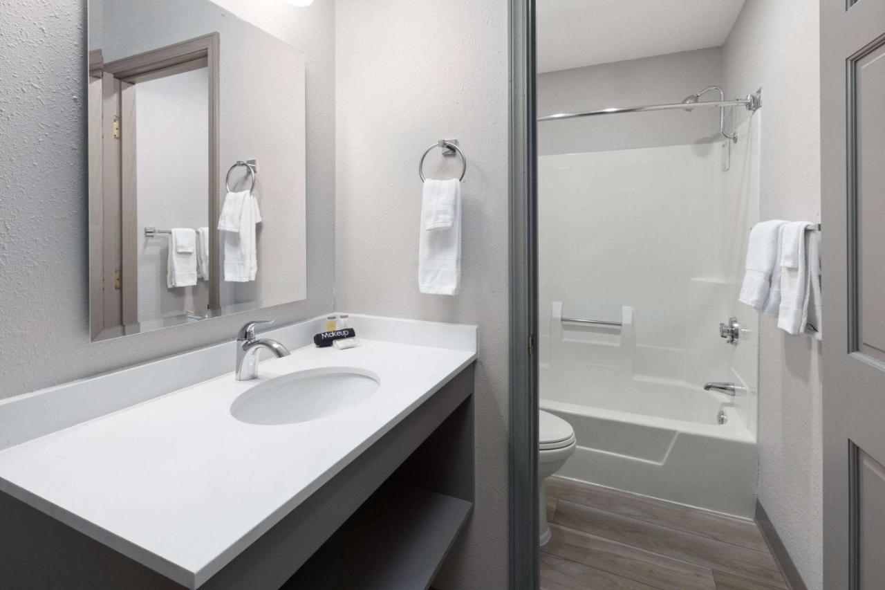 King Room - Non-Smoking at Days Inn by Wyndham Hutchinson