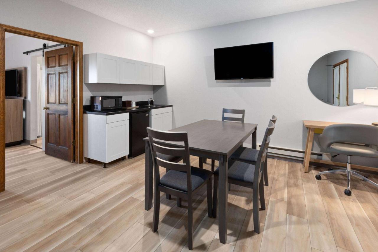 One-Bedroom King Suite - Non-Smoking at Days Inn by Wyndham Hutchinson
