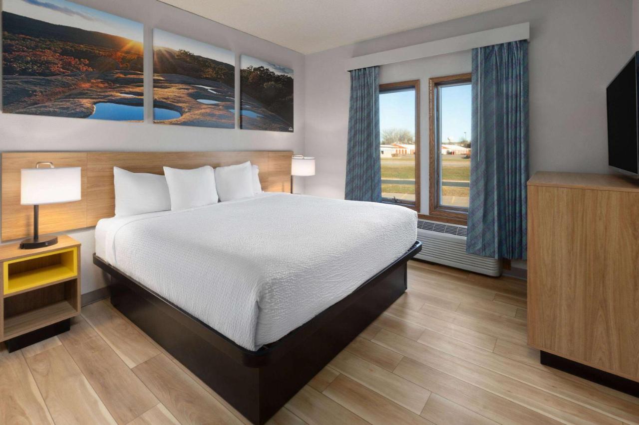 One-Bedroom King Suite - Non-Smoking at Days Inn by Wyndham Hutchinson