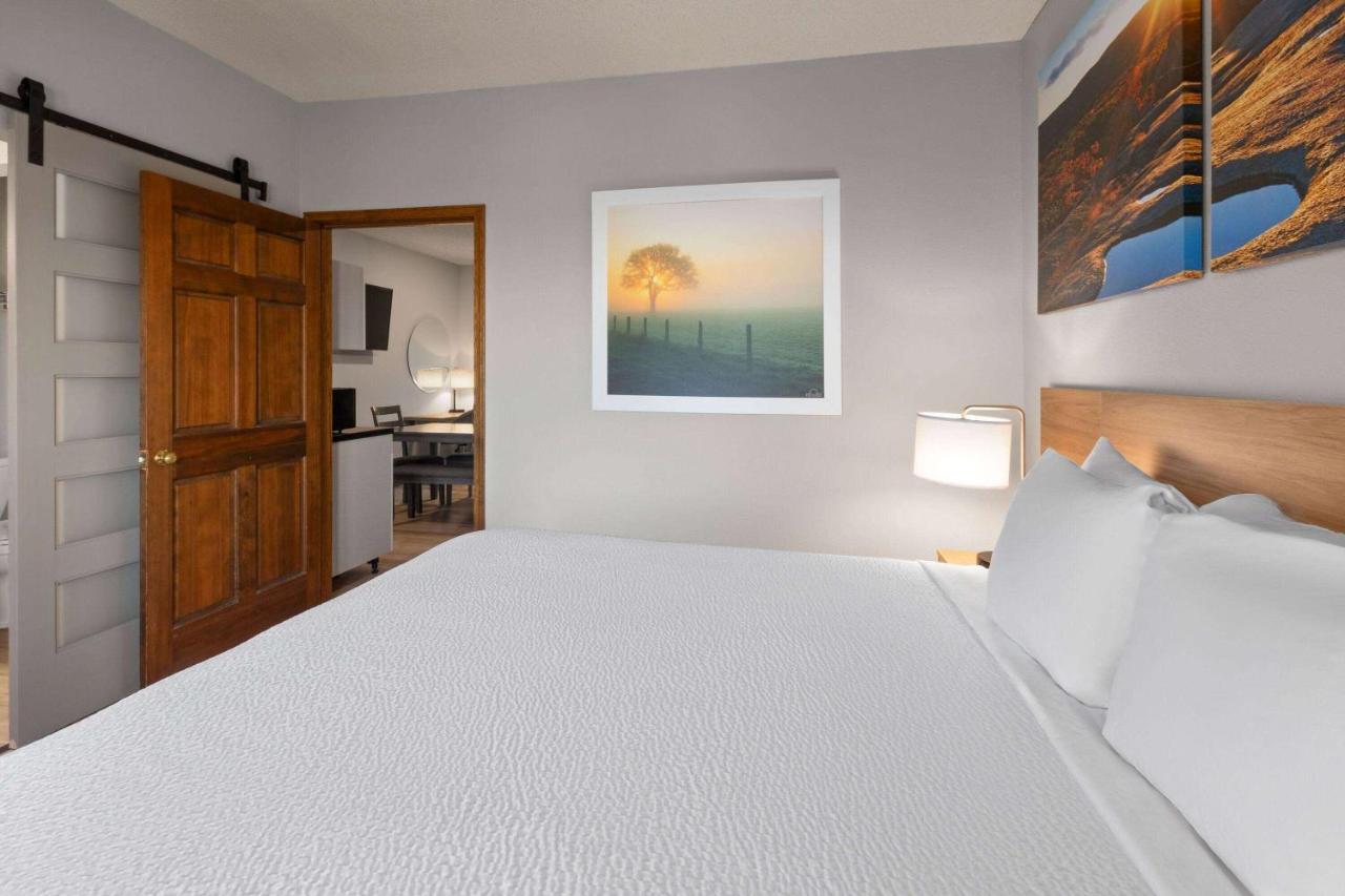 One-Bedroom King Suite - Non-Smoking at Days Inn by Wyndham Hutchinson
