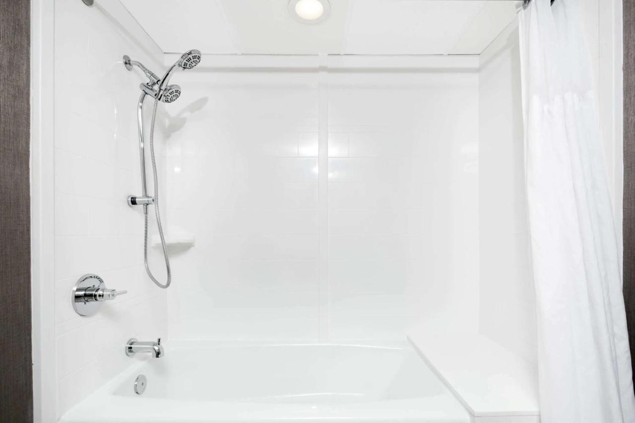 Mobility Accessible Deluxe King Bathtub at Sonesta Atlanta Northwest Galleria - Marietta