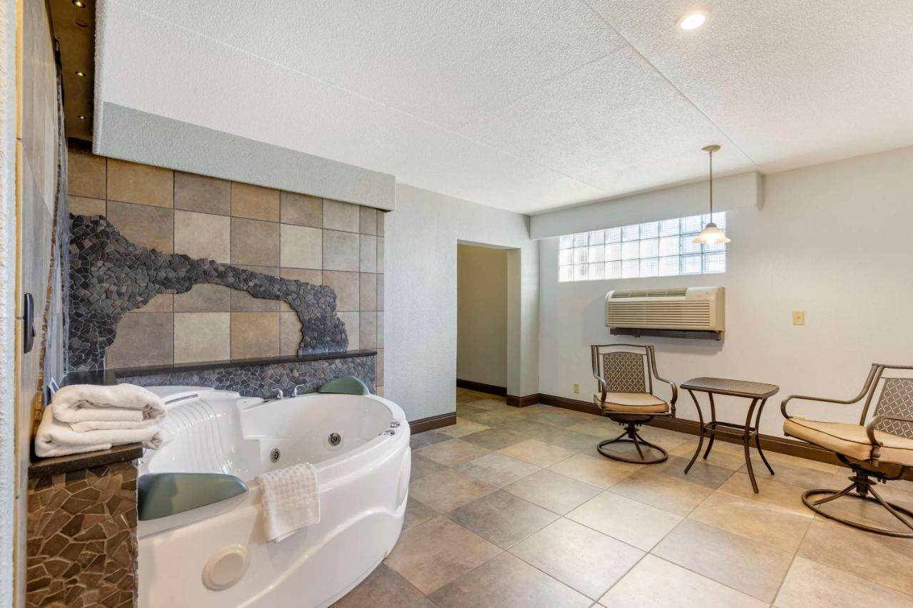 Deluxe King Suite - Non Smoking at Best Western Plus Longbranch Hotel & Convention Center