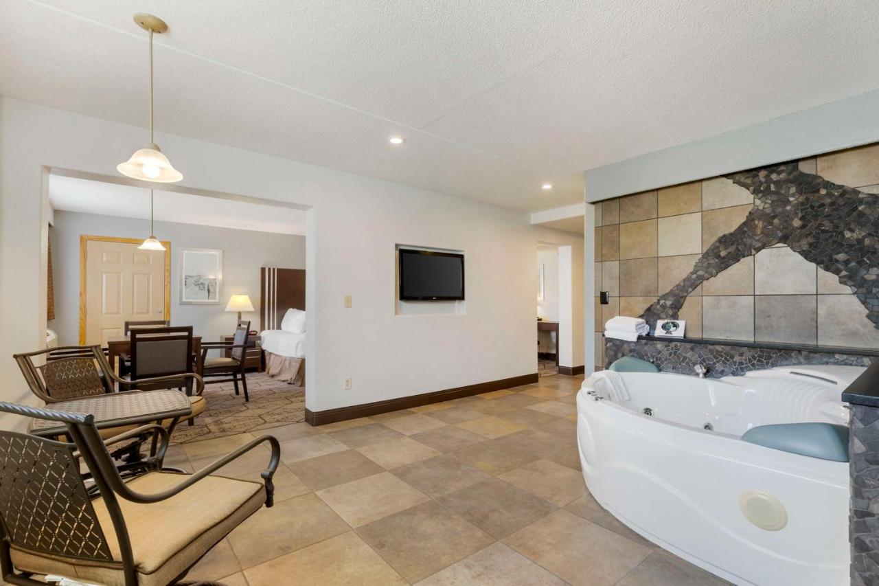 Deluxe King Suite - Non Smoking at Best Western Plus Longbranch Hotel & Convention Center