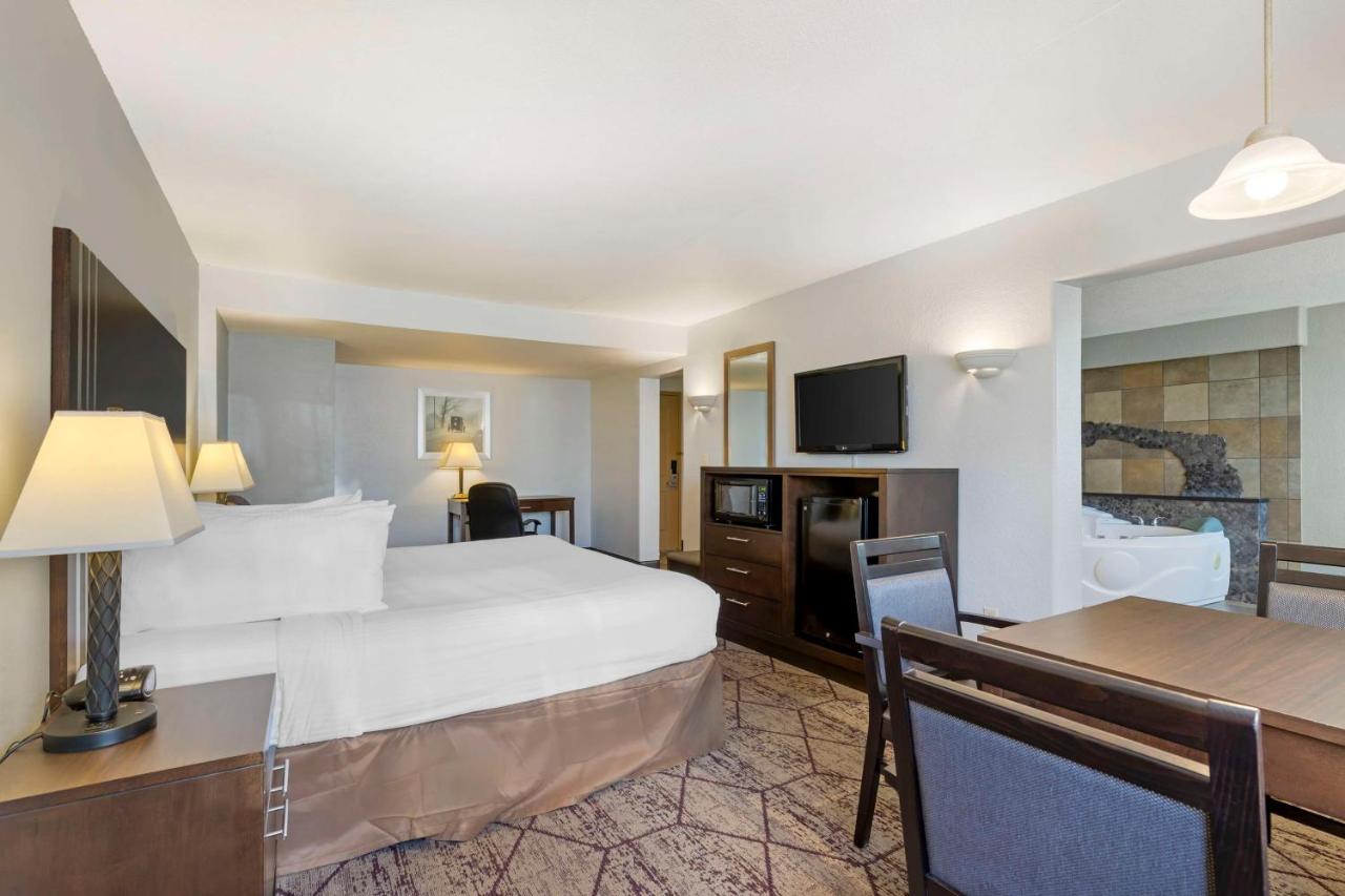 Deluxe King Suite - Non Smoking at Best Western Plus Longbranch Hotel & Convention Center