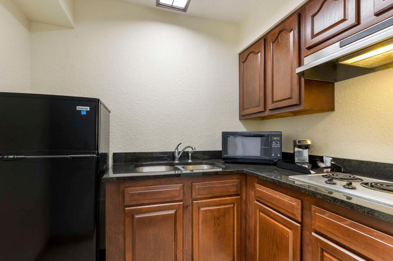 Large Queen Room - Non smoking at Best Western Plus Longbranch Hotel & Convention Center