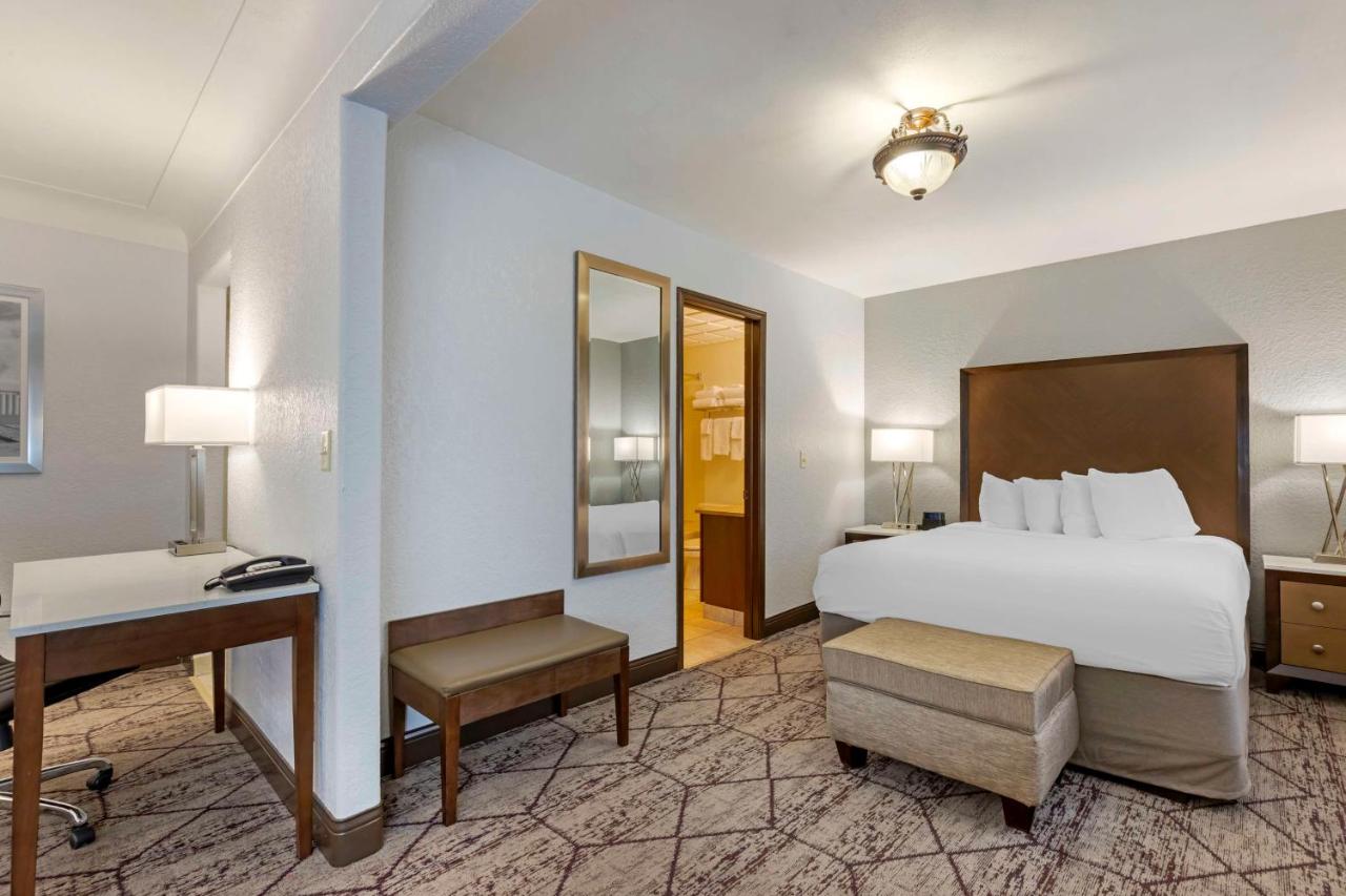 Large Queen Room - Non smoking at Best Western Plus Longbranch Hotel & Convention Center