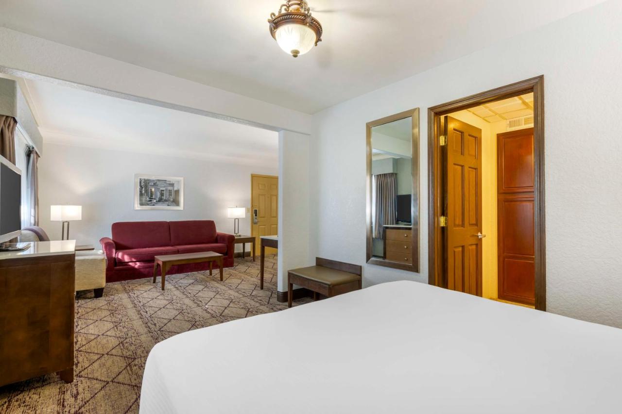 Large Queen Room - Non smoking at Best Western Plus Longbranch Hotel & Convention Center