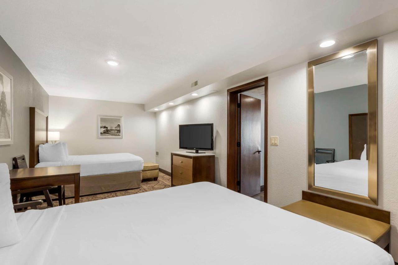 Queen Suite with Three Queen Beds at Best Western Plus Longbranch Hotel & Convention Center
