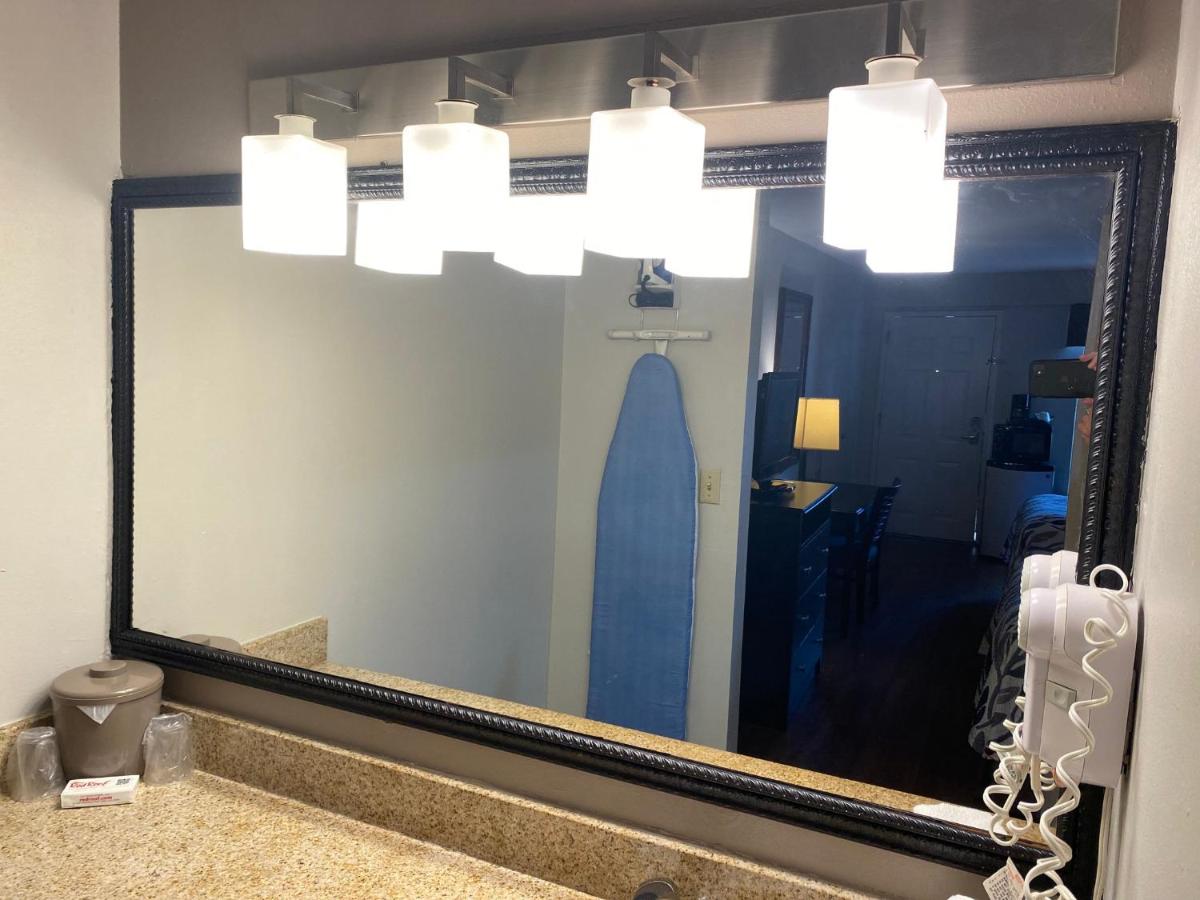Deluxe King Room Non-Smoking at Red Roof Inn Savannah North I-95 – Port Wentworth