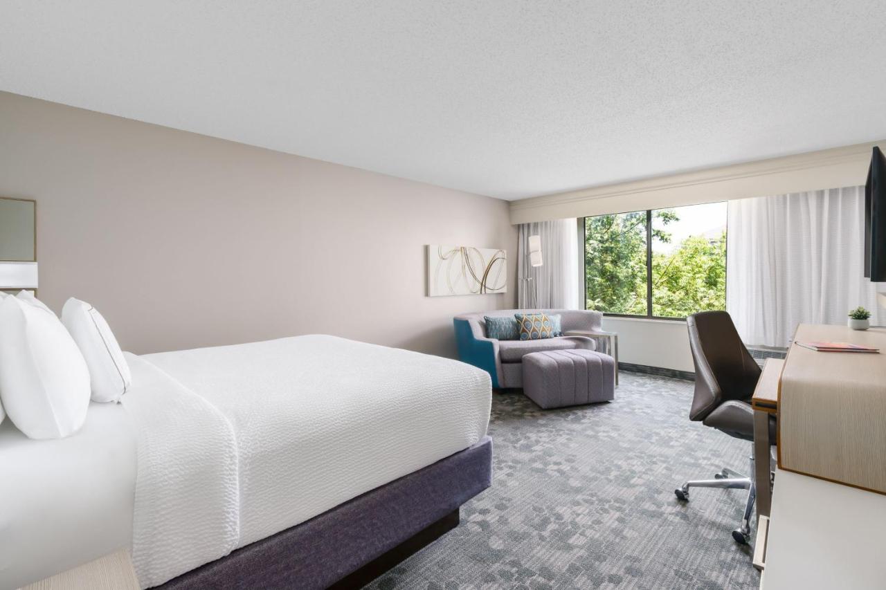 King Room with Sofa Bed at Courtyard By Marriott Dallas - Lewisville