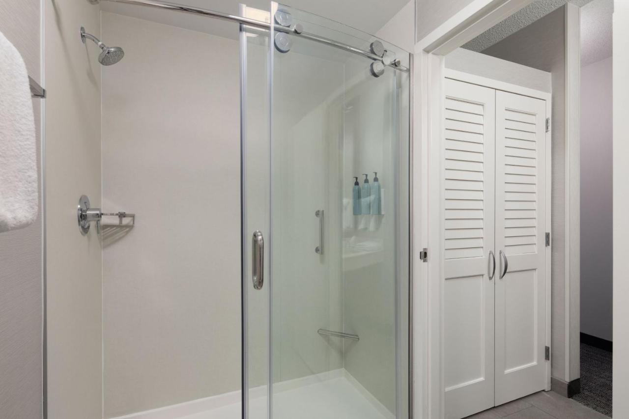 One-Bedroom Suite at Courtyard Chicago Waukegan Gurnee