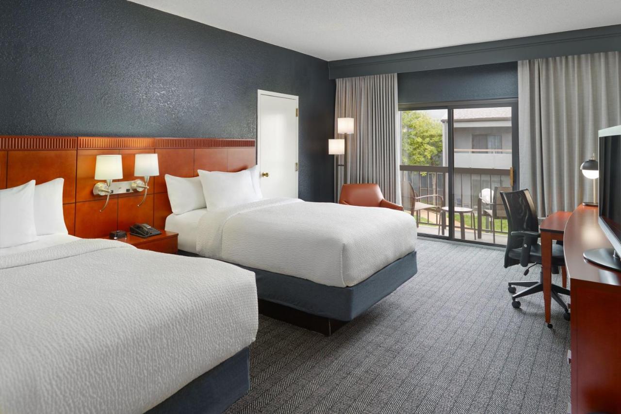 Guest room, 2 Double at Courtyard by Marriott Nashville Brentwood