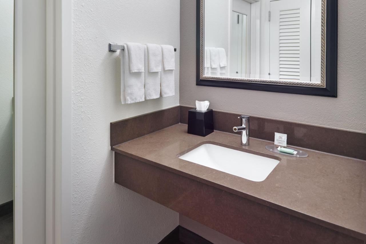 Guest room, 2 Double at Courtyard by Marriott Nashville Brentwood