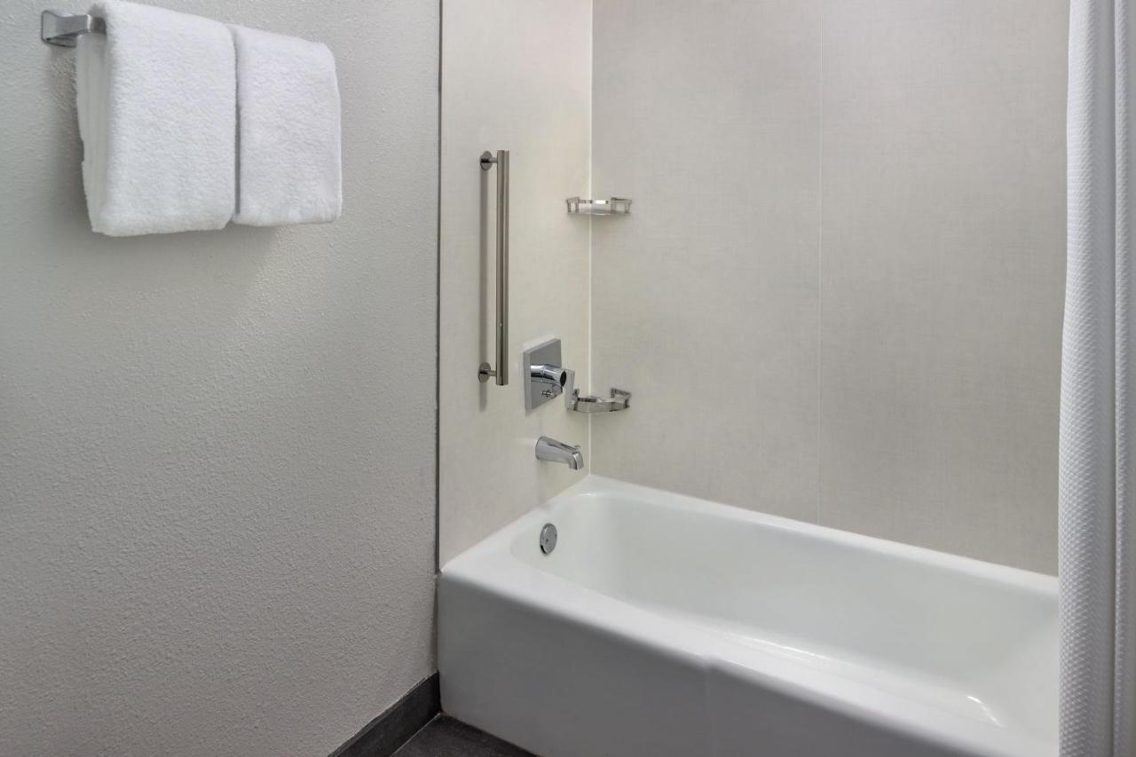 Guest room, 2 Double at Courtyard by Marriott Nashville Brentwood