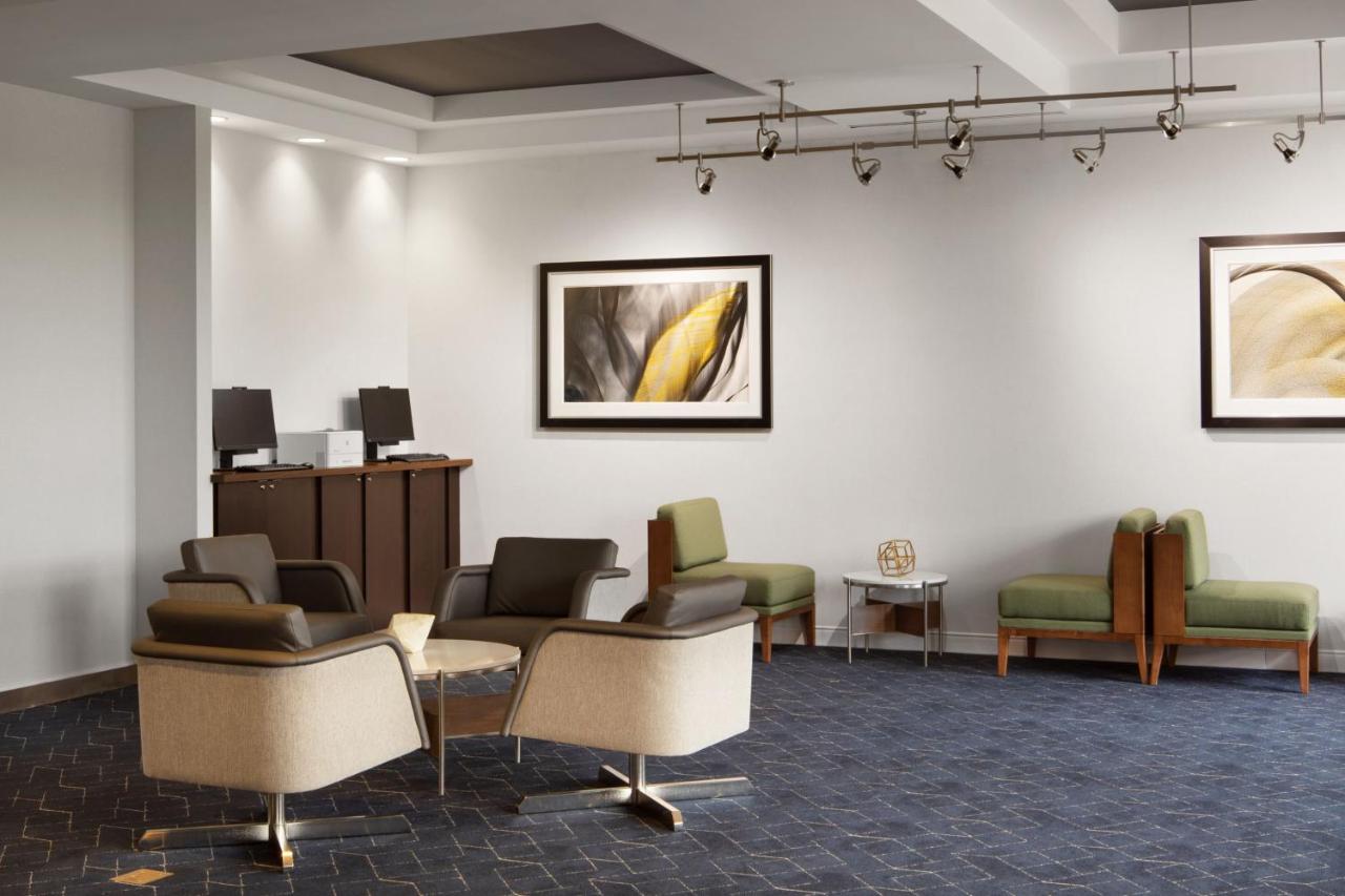 | Courtyard Louisville Airport