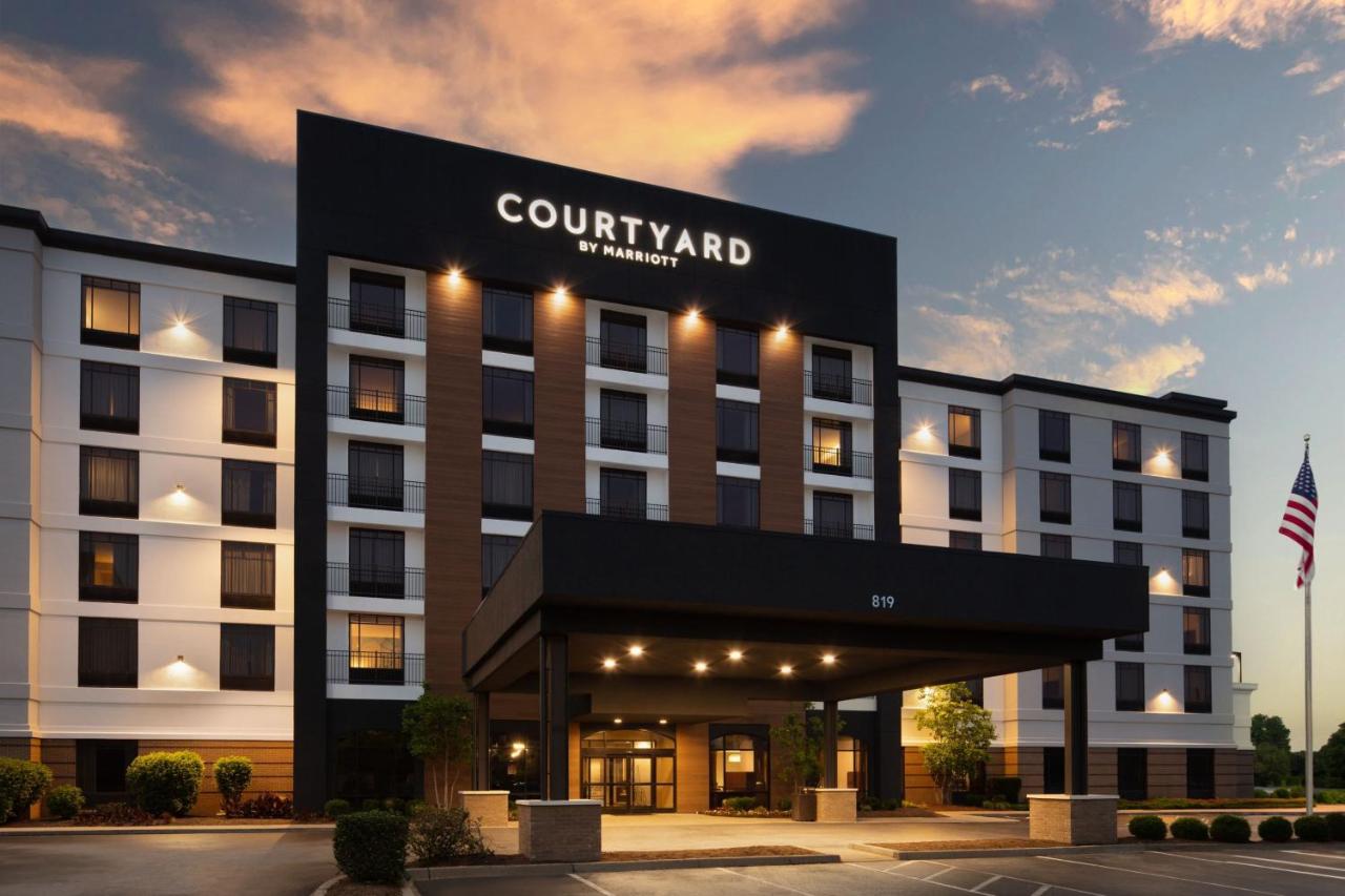 | Courtyard Louisville Airport