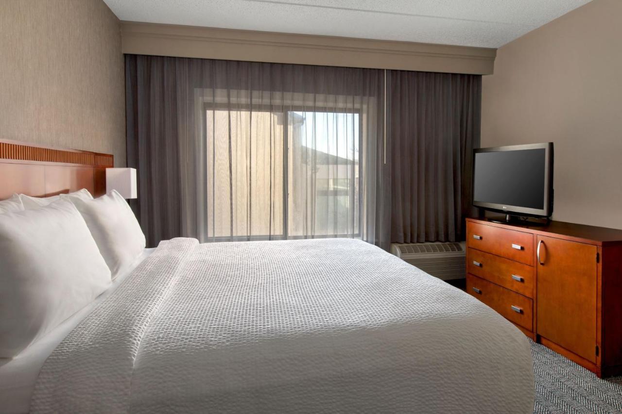 One-Bedroom King Suite with Sofa Bed at Courtyard by Marriott Tarrytown Westchester County