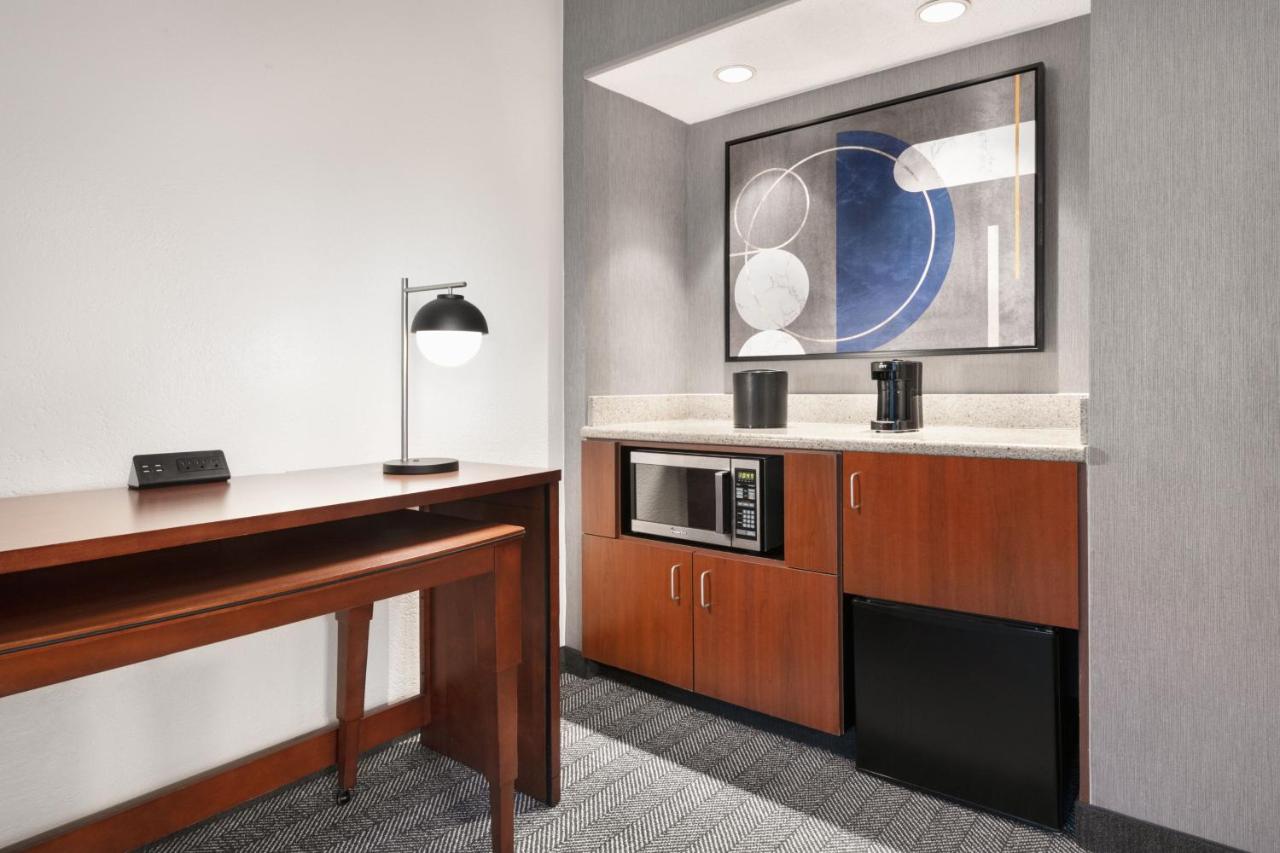 | Courtyard by Marriott Memphis Airport
