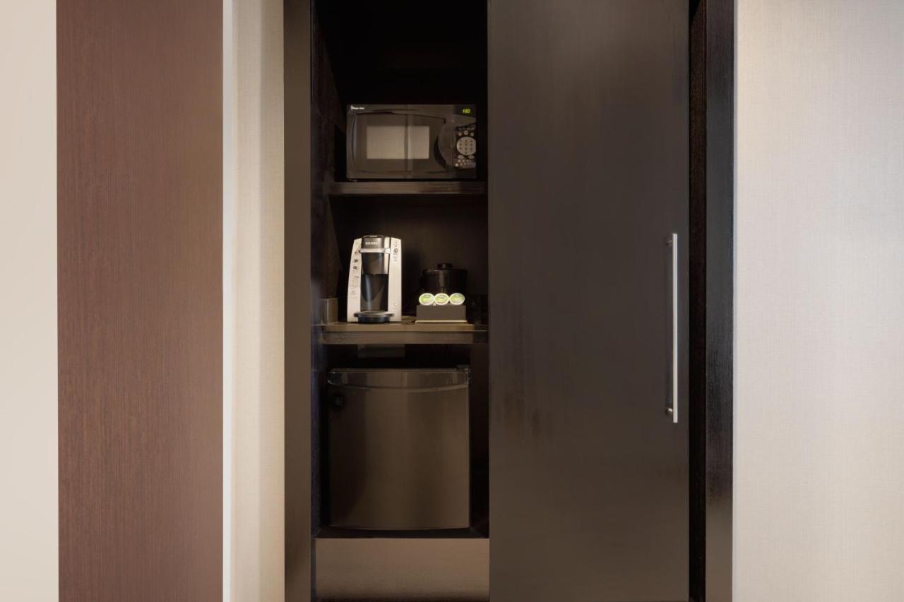 Executive Double Room with Two Double Beds at Courtyard by Marriott New York JFK Airport