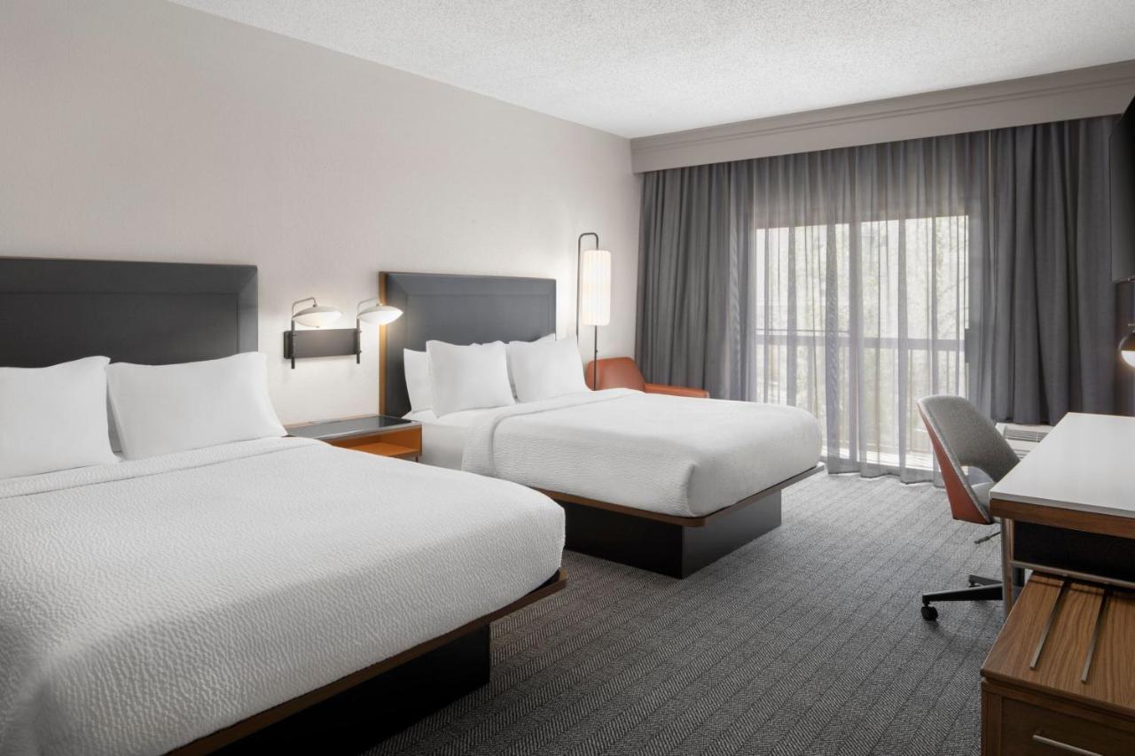 Queen Room with Two Queen Beds at Courtyard by Marriott Little Rock West