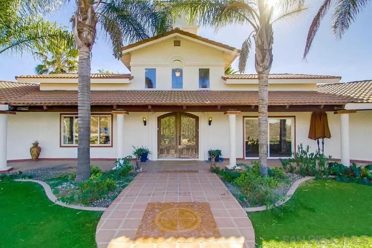 | 8 ACRES, Heated Salt Pool, Spa, Skyline Views, Mini-golf, Horseshoes, B-Ball Court, Hilltop Resort