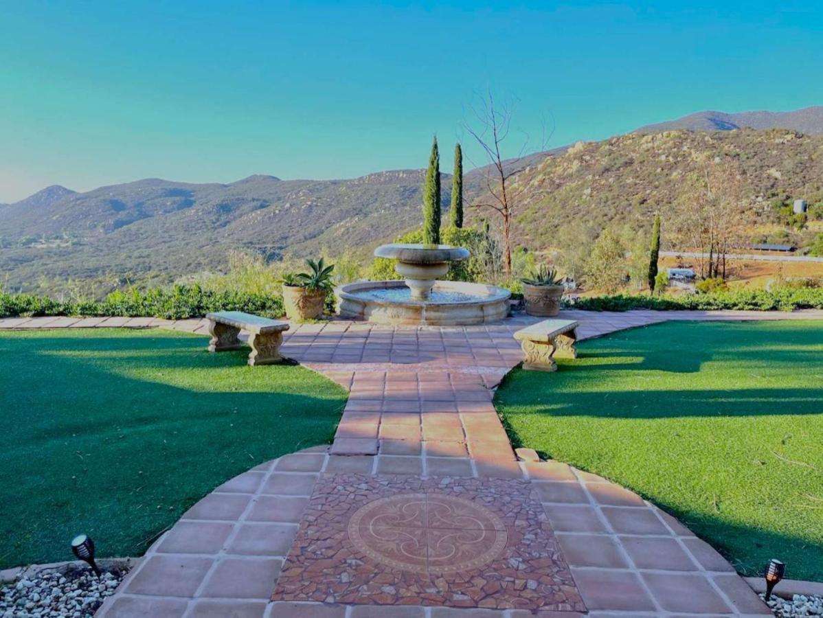 | 8 ACRES, Heated Salt Pool, Spa, Skyline Views, Mini-golf, Horseshoes, B-Ball Court, Hilltop Resort