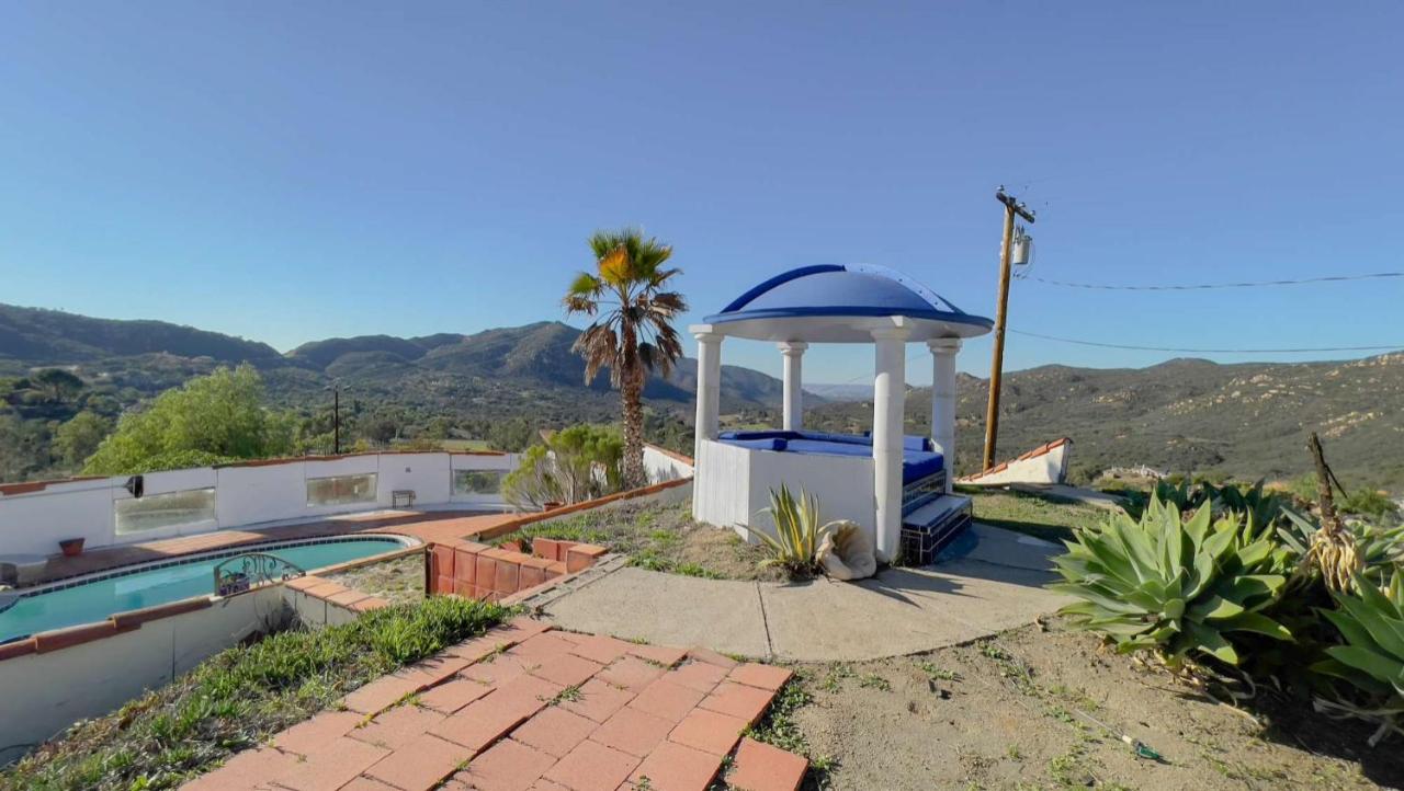 | 8 ACRES, Heated Salt Pool, Spa, Skyline Views, Mini-golf, Horseshoes, B-Ball Court, Hilltop Resort