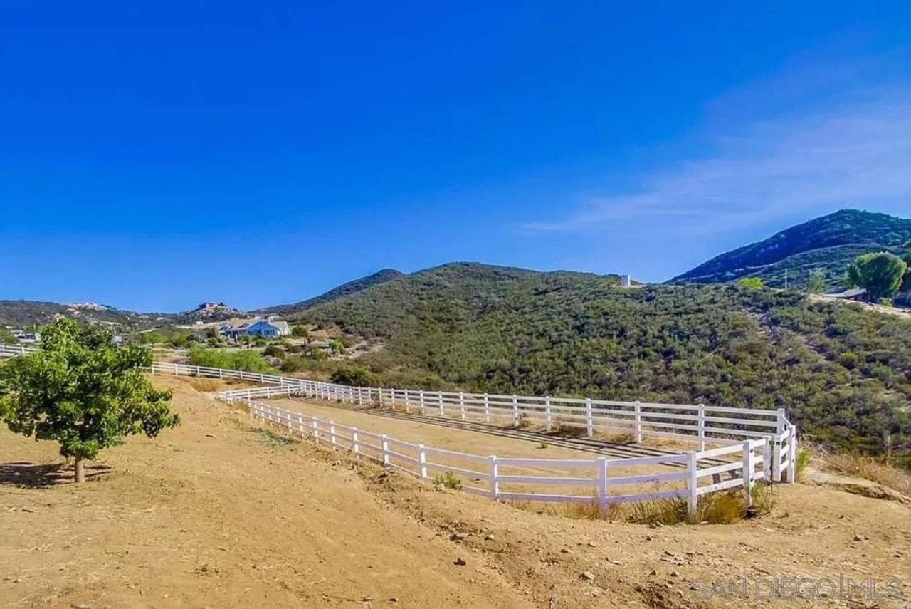 | 8 ACRES, Heated Salt Pool, Spa, Skyline Views, Mini-golf, Horseshoes, B-Ball Court, Hilltop Resort
