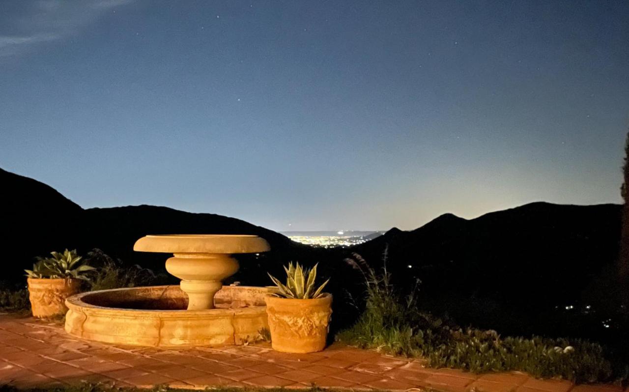 | 8 ACRES, Heated Salt Pool, Spa, Skyline Views, Mini-golf, Horseshoes, B-Ball Court, Hilltop Resort
