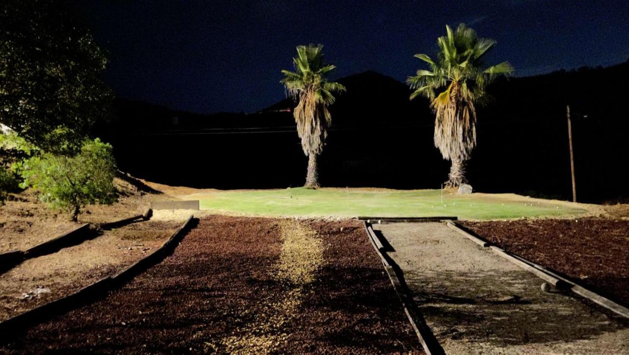| 8 ACRES, Heated Salt Pool, Spa, Skyline Views, Mini-golf, Horseshoes, B-Ball Court, Hilltop Resort