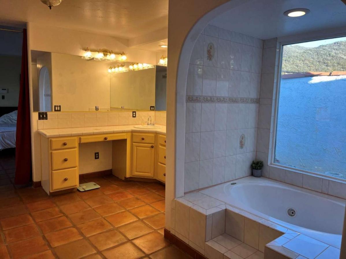 | 8 ACRES, Heated Salt Pool, Spa, Skyline Views, Mini-golf, Horseshoes, B-Ball Court, Hilltop Resort
