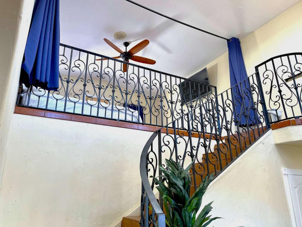 | 8 ACRES, Heated Salt Pool, Spa, Skyline Views, Mini-golf, Horseshoes, B-Ball Court, Hilltop Resort